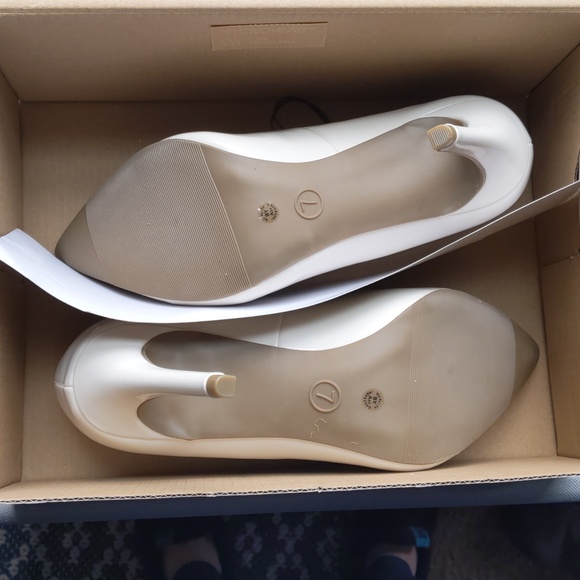 Classic Ivory Worthington heels - Picture 6 of 6